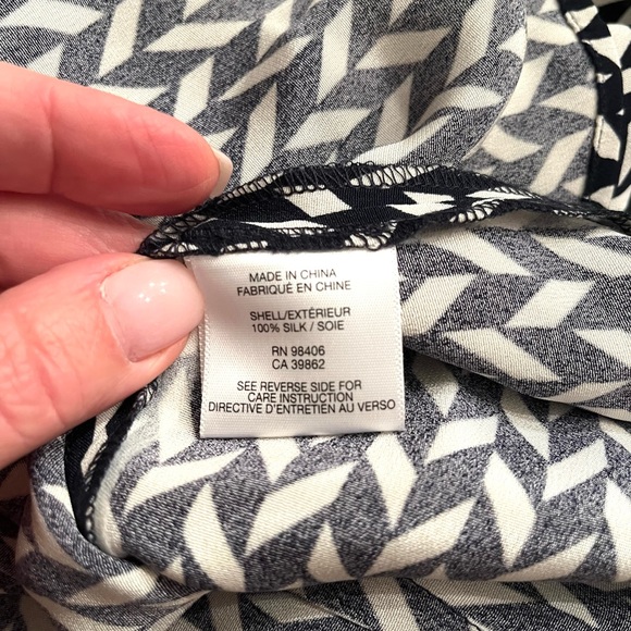 THEORY•”cully” navy/white geometric button down blouse medium NWT - Picture 4 of 6